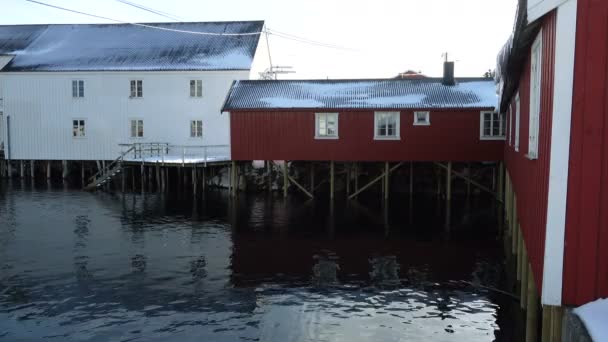 Norveç Lofoten Takımadalarındaki Deniz Kıyısındaki Ünlü Çok Renkli Ahşap Balıkçı — Stok video