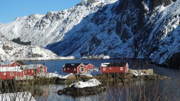 Norveç Lofoten Takımadalarındaki Deniz Kıyısındaki Ünlü Çok Renkli Ahşap Balıkçı — Stok video