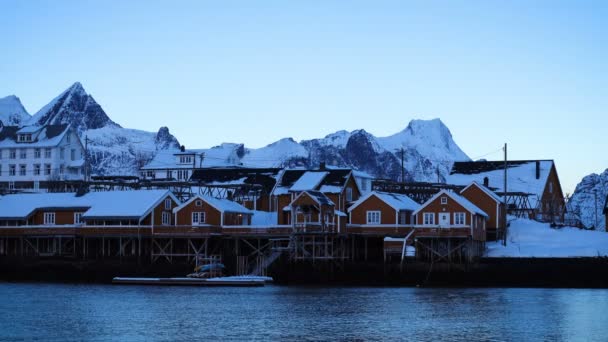 ノルウェー北部のロフトテン諸島の海岸にある有名な伝統的な多色の木造漁家の空中ドロンビュー — ストック動画