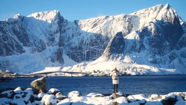 Aktywna Dziewczyna Ciesząc Się Pięknym Widokiem Zimowe Krajobrazy Archipelagu Lofotów — Wideo stockowe