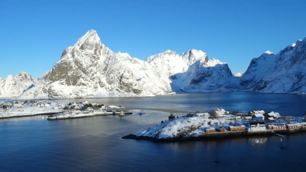 Vacker Norsk Vinter Landskap Med Flerfärgad Rorbu Och Förtöjda Fiskefartyg — Stockvideo