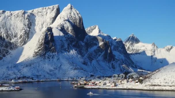 Prachtig Noors Winterlandschap Met Veelkleurige Rorbu Afgemeerde Vissersschepen Aan Baai — Stockvideo
