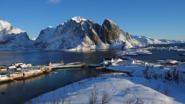 Wunderschöne Norwegische Winterlandschaft Mit Den Bunten Rorbu Und Festgemachten Fischerbooten — Stockvideo