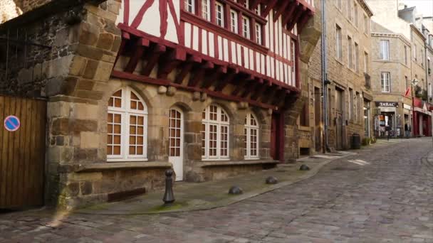 Dinan France April 2018 Вигляд Порожньої Красивої Вулиці Старими Традиційними — стокове відео