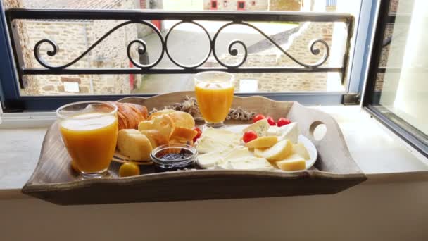 Tablett Mit Dem Französischen Frühstück Auf Der Fensterbank Croissants Käse — Stockvideo