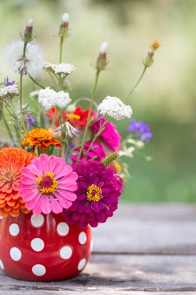 Bellissimo bouquet di fiori di campo — Foto Stock