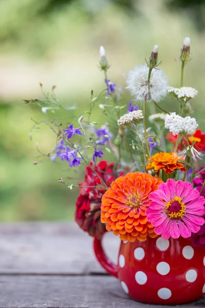 Gyönyörű csokor vadvirágok — Stock Fotó