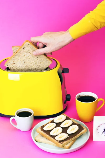 Желтый тостер на розовом фоне — стоковое фото