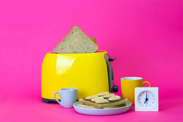 Torradeira amarela em um fundo rosa — Fotografia de Stock