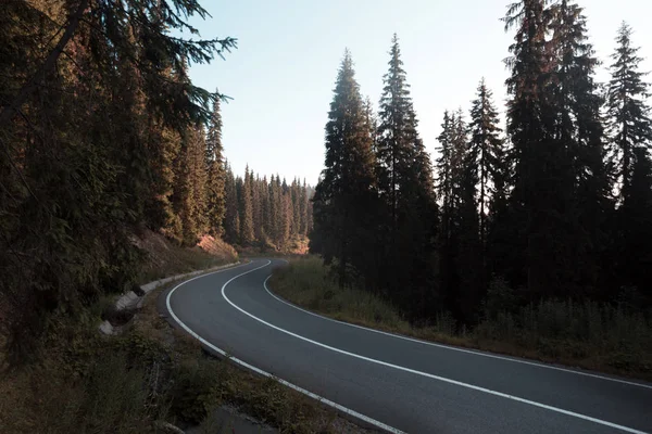 Bela estrada de montanha — Fotografia de Stock