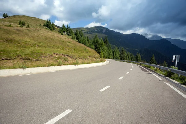 Bella strada di montagna — Foto Stock