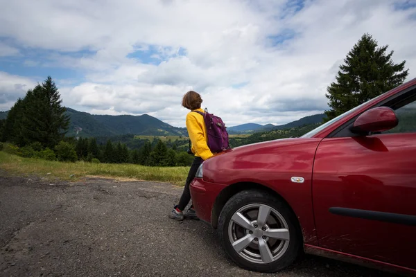 Mädchen im Auto unterwegs — Stockfoto