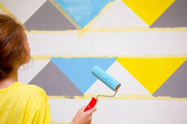 벽을 칠하는 소녀 — 스톡 사진