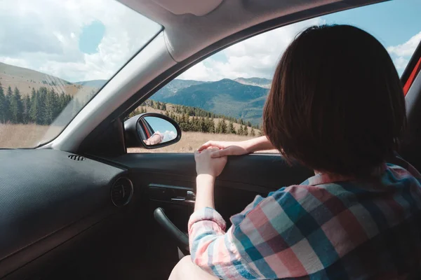 Girl traveling in a car — Stock Photo, Image