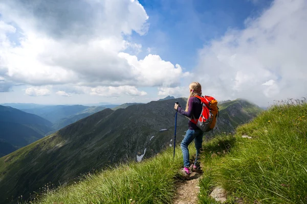 Menina caminhante em um caminho — Fotografia de Stock