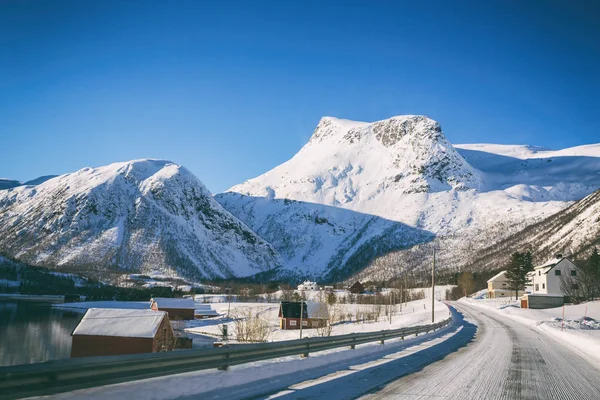 Norveç dağlar yola — Stok fotoğraf