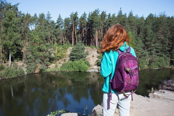 Menina turista de pé no lago — Fotografia de Stock