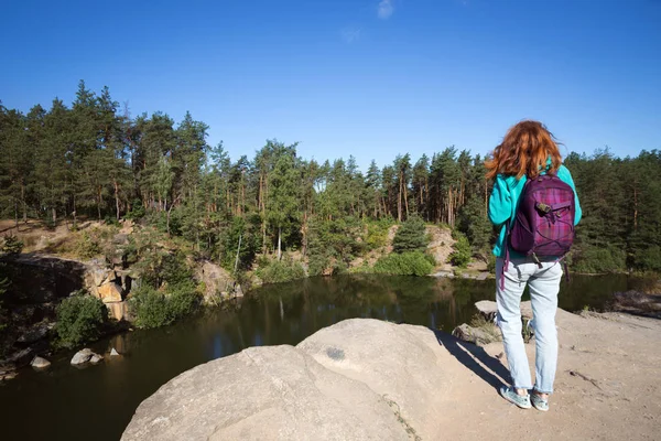 Туристична дівчина стоїть на озері — стокове фото