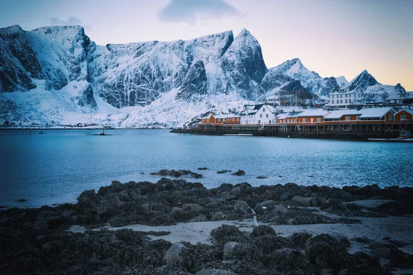 Traditionelles norwegisches Holzhaus rorbu — Stockfoto