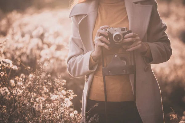 Vintage sonbahar ve kız — Stok fotoğraf