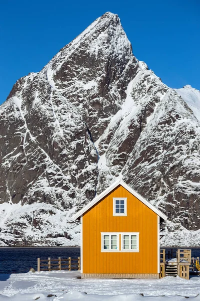 Traditionellt norskt trähus Rorbu — Stockfoto