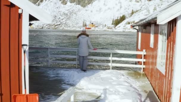 Ragazza Piedi Accanto Alla Tradizionale Casa Pesca Legno Multicolore Rorbu — Video Stock