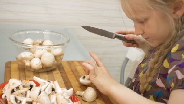 Дитяча Дівчина Ріже Гриби Готує Їжу Кухні — стокове відео