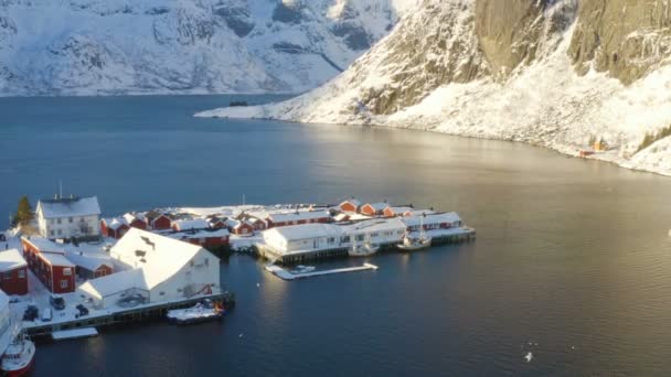 Uitzicht Beroemde Traditionele Veelkleurige Houten Vissers Huizen Rorbu Een Kust — Stockvideo