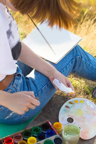 Kız ressam bir fırça tutar — Stok fotoğraf