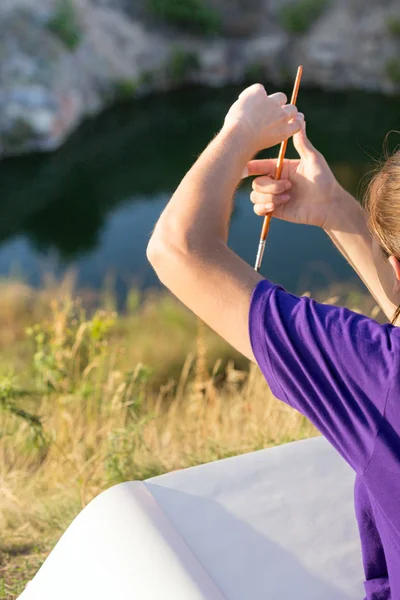 Malerin hält Pinsel in der Hand — Stockfoto