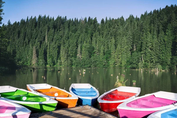 Barcos brilhantes em um lago de montanha — Fotografia de Stock