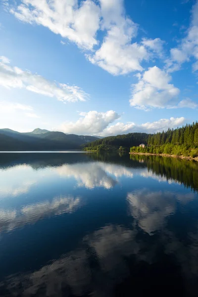 Hermoso lago de montaña — Foto de Stock