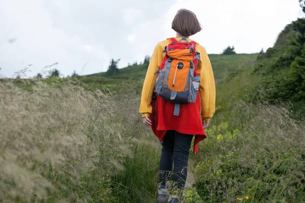 Menina turista de pé na trilha — Fotografia de Stock