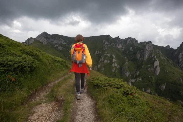 Toeristisch meisje staande op de Trail — Stockfoto