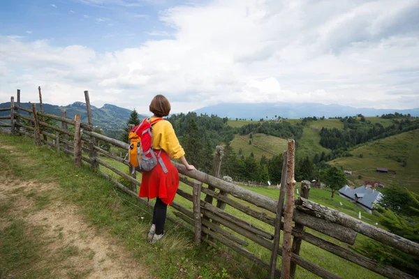 Touriste fille debout à la montagne — Photo