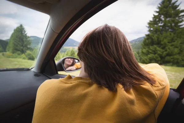 Mädchen im Auto unterwegs — Stockfoto