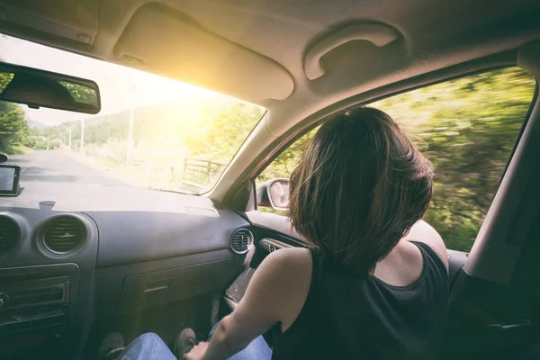 Mädchen im Auto unterwegs — Stockfoto
