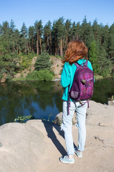 Tourist girl standing on the lake — Stock Photo, Image