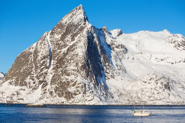 Barco de pesca en las Islas Lofoten —  Fotos de Stock