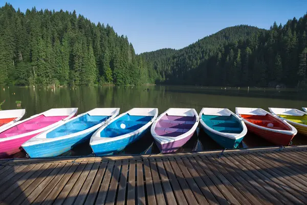 Bateaux lumineux sur un lac de montagne — Photo