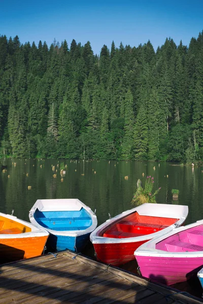 山湖上明亮的船 — 图库照片