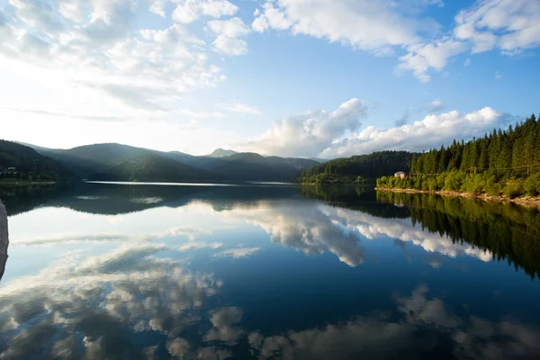 Bellissimo lago di montagna — Foto Stock