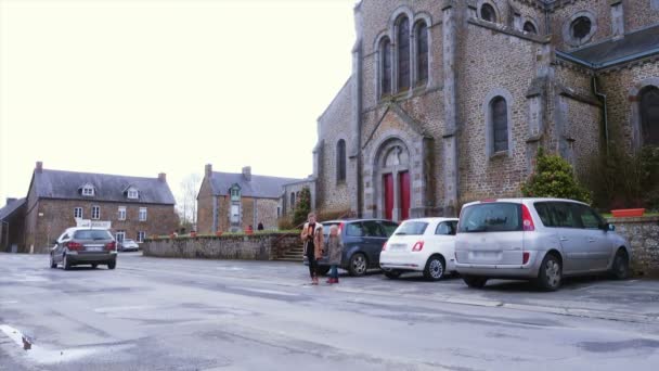 Due Ragazze Con Baguette Che Passano Strada Del Piccolo Centro — Video Stock