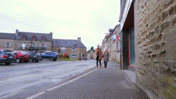 Dos Chicas Con Baguettes Que Van Por Calle Del Pequeño — Vídeos de Stock