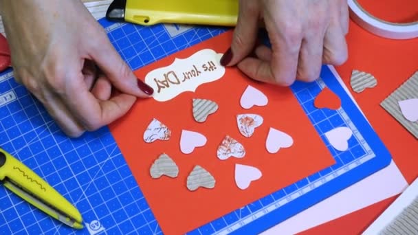 Mãos Menina Fazendo Sucata Cartão Valentim Saudação — Vídeo de Stock