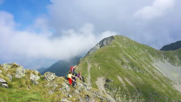 Dauthers Aktif Yürüyüşçüler Ile Anne Kayalık Dağın Kenarında Dinlenme Güzel — Stok video