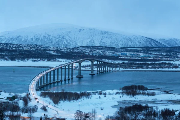 Vue sur le pont menant à la ville de Tromso — Photo