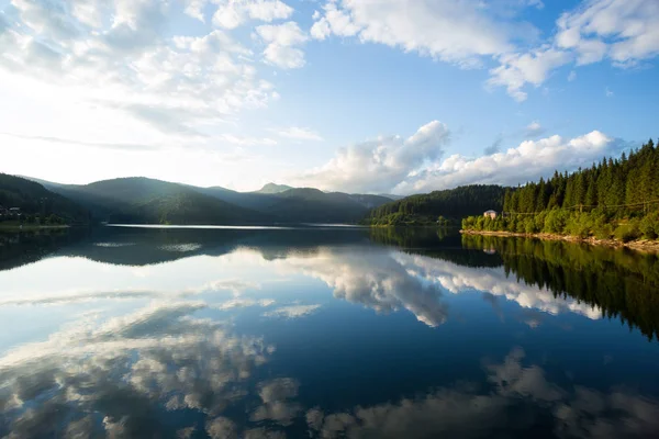Bellissimo lago di montagna — Foto Stock