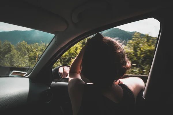 Mädchen im Auto unterwegs — Stockfoto