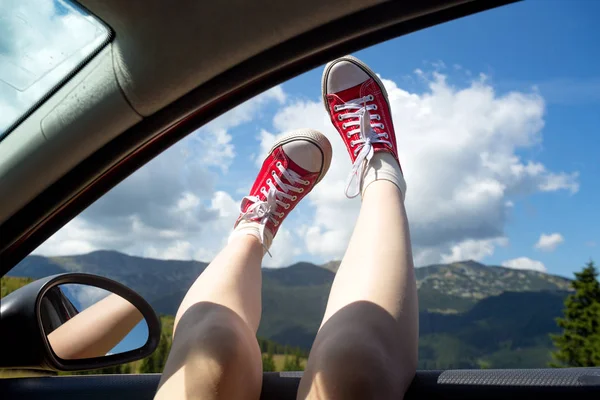 Girl legs sticking out of the car — Stock Photo, Image